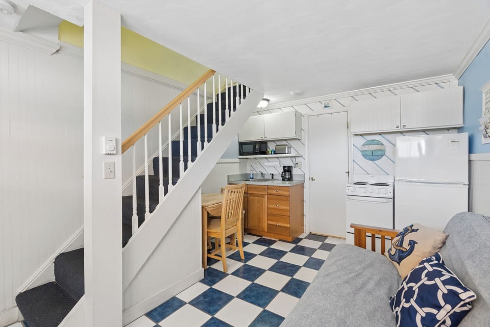 Family Townhome | Living area | 32-inch flat-screen TV with cable channels, TV