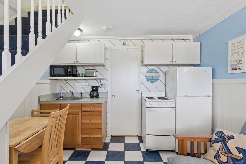 Family Townhome | Private kitchen | Full-size fridge, microwave, oven, stovetop