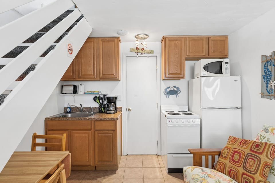 Family Townhome | Private kitchen | Full-size fridge, microwave, oven, stovetop