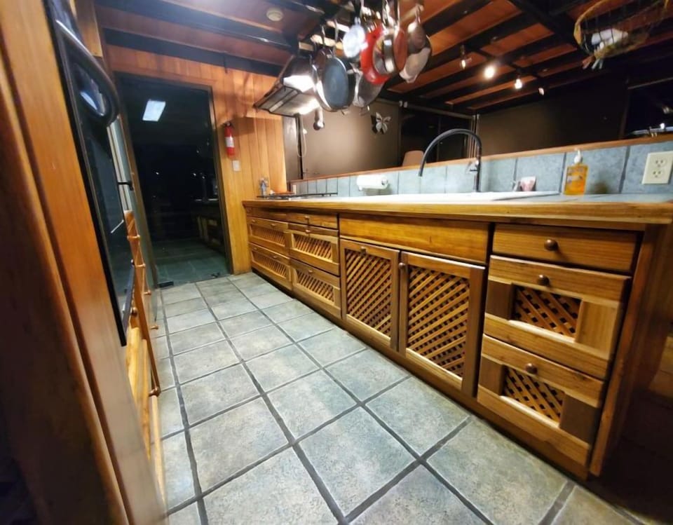 Fully equipped kitchen-big oven, fridge, dishware, blender, toaster, BBQ