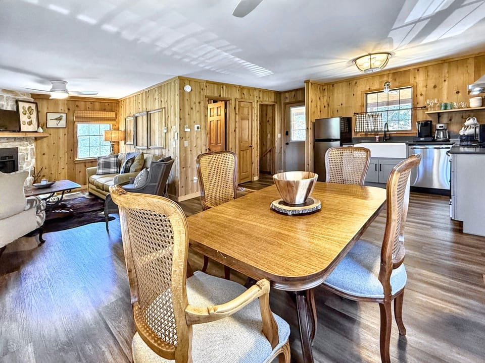 Main level-Dining for 4