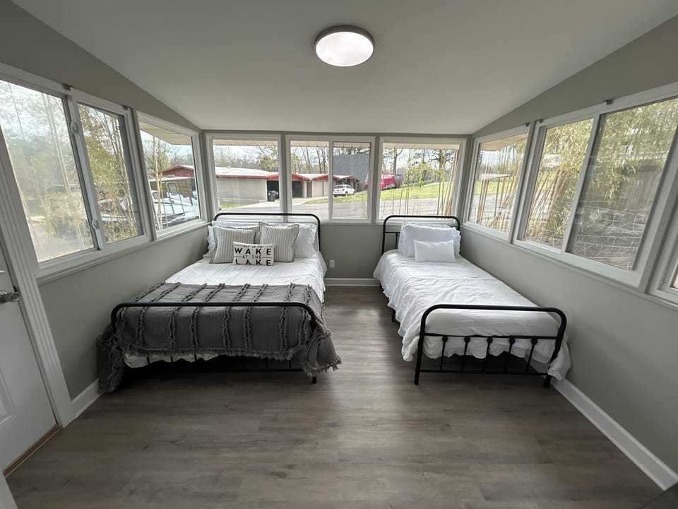 Sunroom (Full & twin bed)