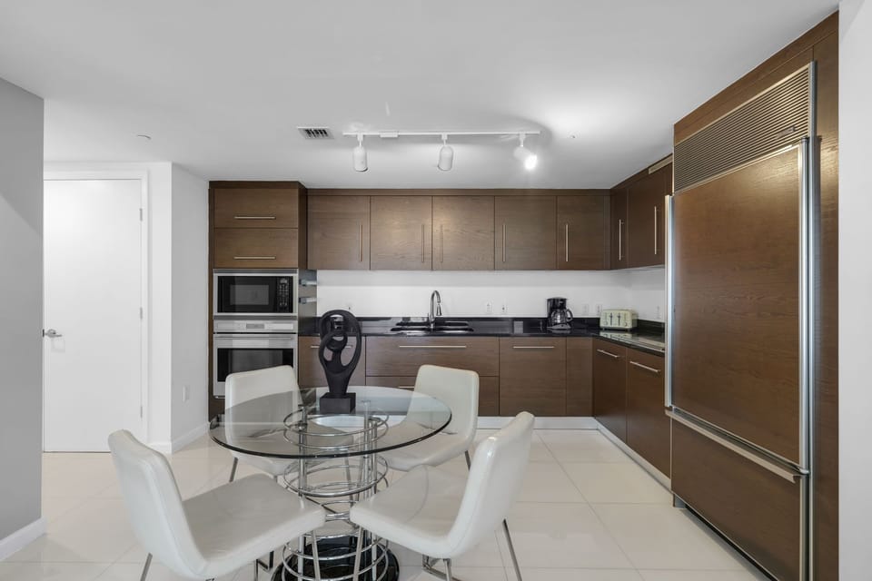 Well-equipped kitchen and dining area!