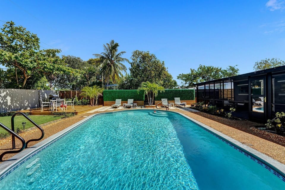 Heated Salt Water Pool
@doublerainbowsuites
@poolside
#poolside