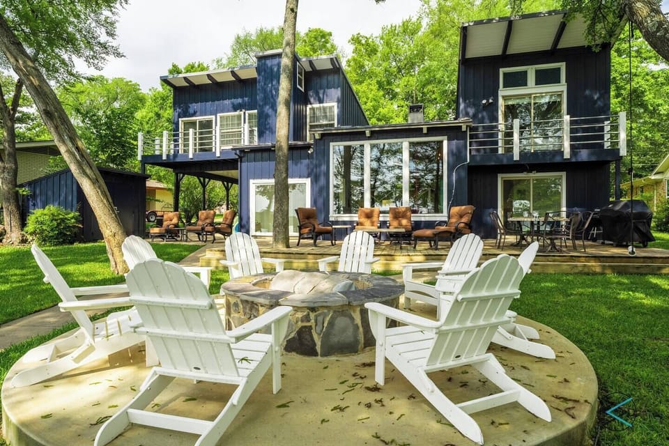 Indigo Days' blue exterior looks like it belongs on the water!