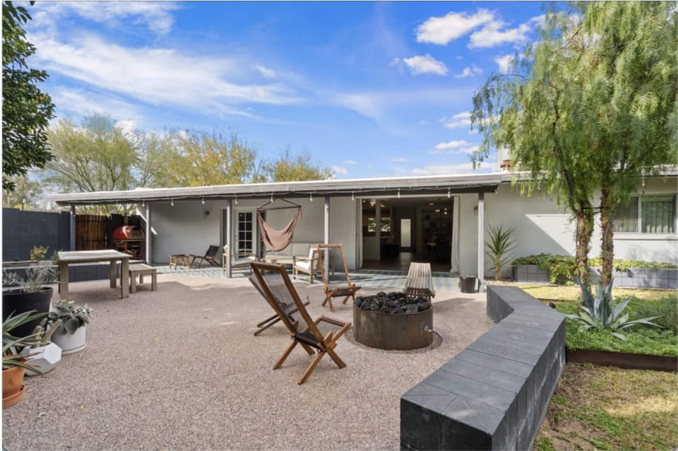 House | 3 bedrooms, memory foam beds, desk