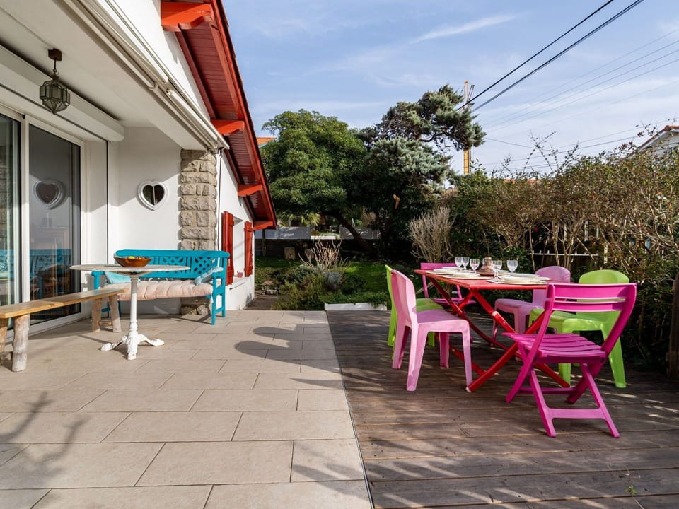 Table, Furniture, Property, Sky, Plant, Building, Outdoor Furniture, Architecture, Outdoor Table, Road Surface