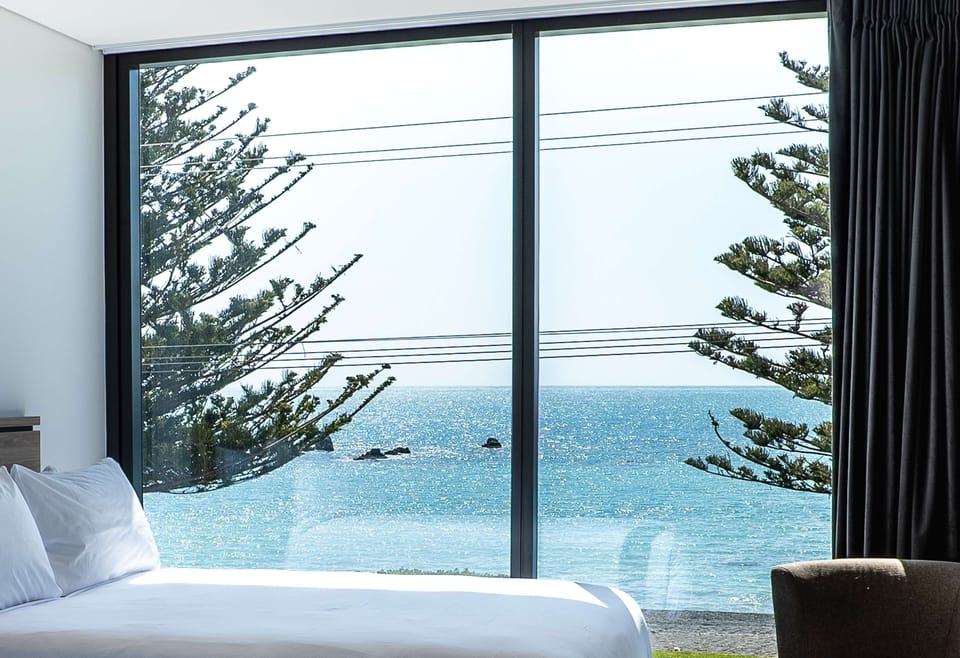 Ocean View Twin | In-room safe, soundproofing, iron/ironing board, cribs (free)