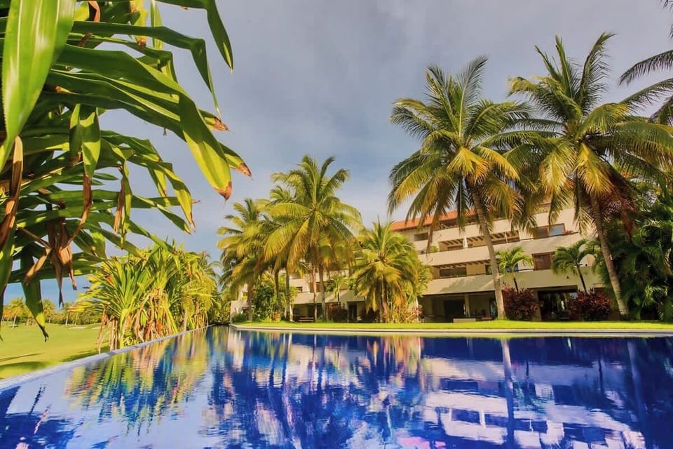 Luxe outdoor lounge & pool vibes
