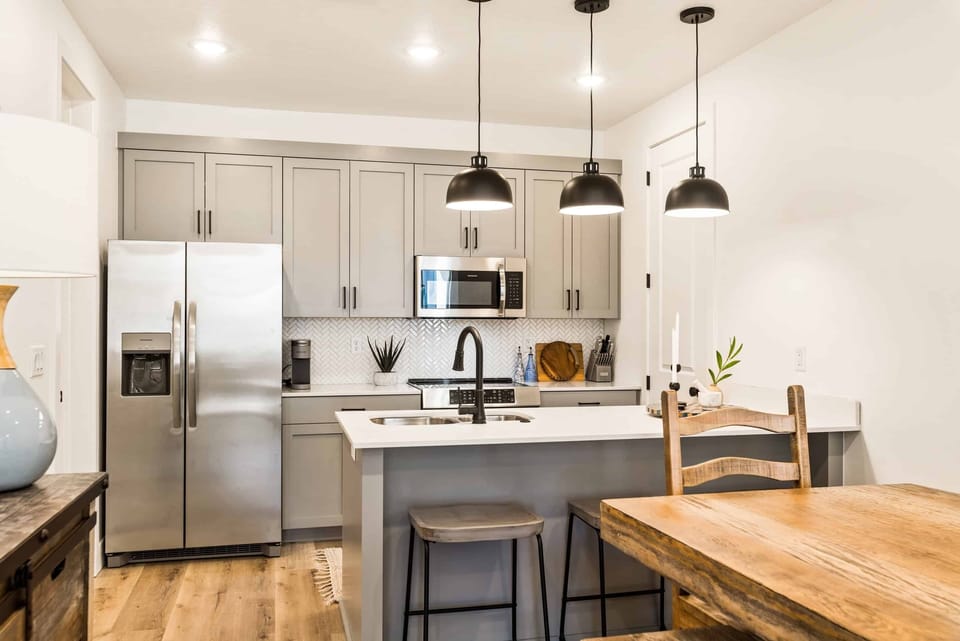 Condo, 3 Bedrooms | Private kitchen | Fridge, oven, coffee/tea maker, toaster