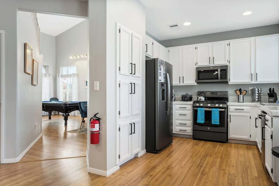 Well-stocked kitchen for the home cooks! 