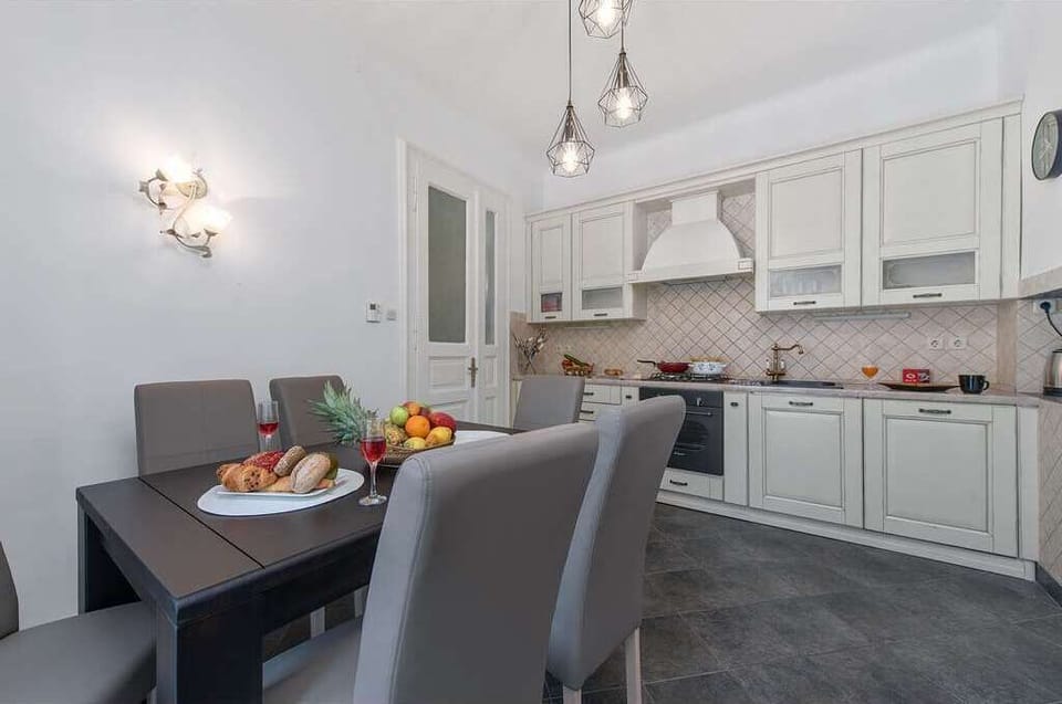 Basic Apartment | Private kitchen | Coffee/tea maker, electric kettle, cookware/dishes/utensils
