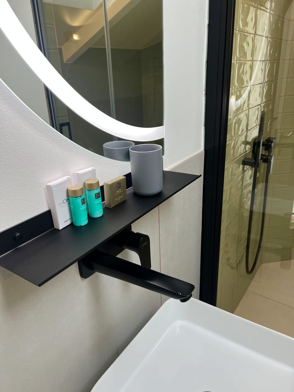 Suite | Bathroom | Shower, free toiletries, hair dryer, bidet