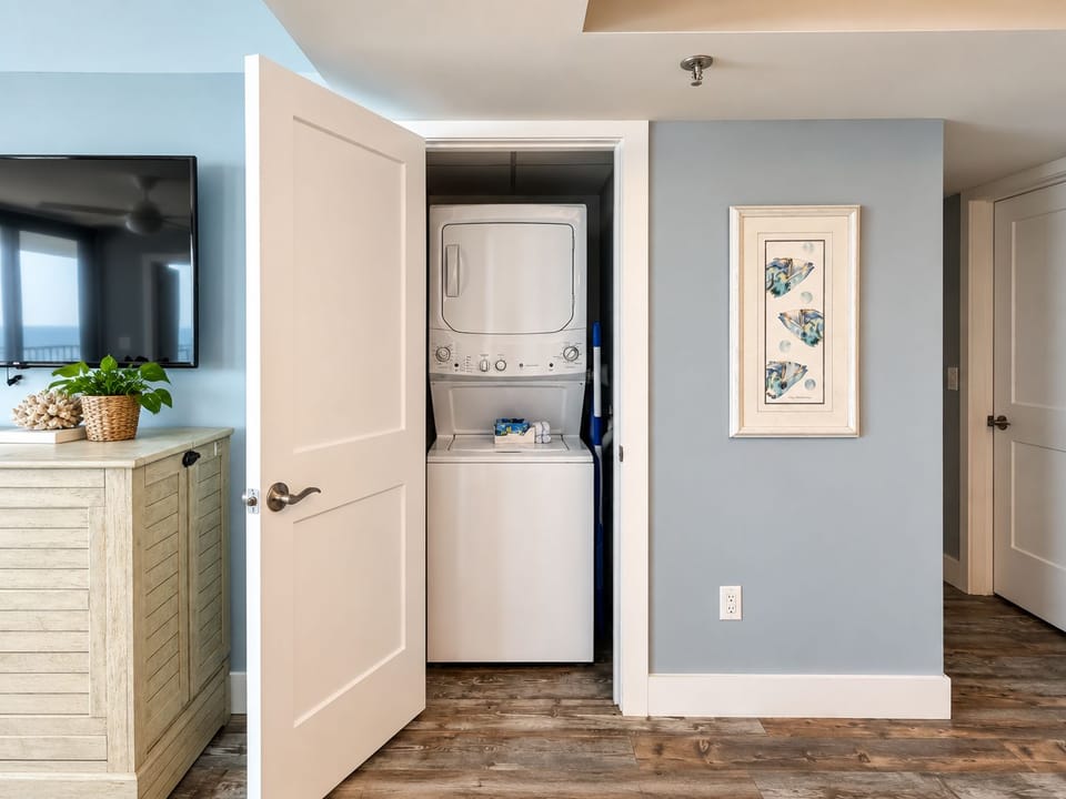 Convenient in-unit washer and dryer.