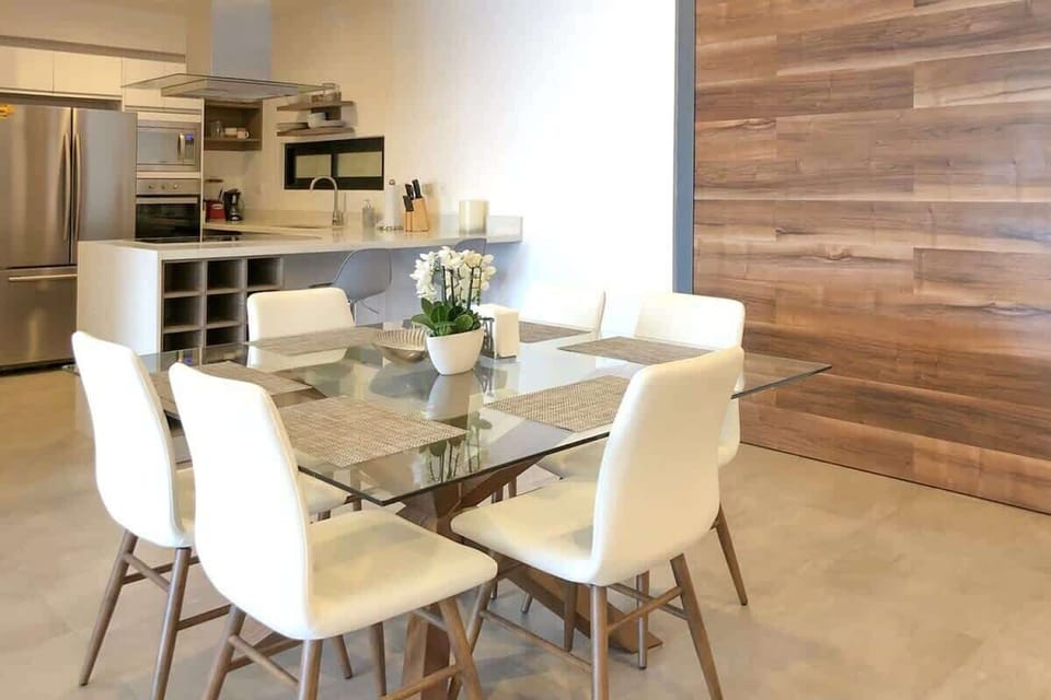 A great table for 6 for a sit-down meal at home with laughter!