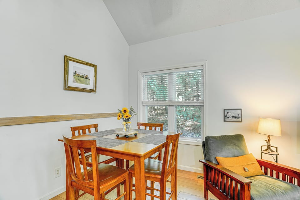 Dining Area | Dishes & Flatware Provided