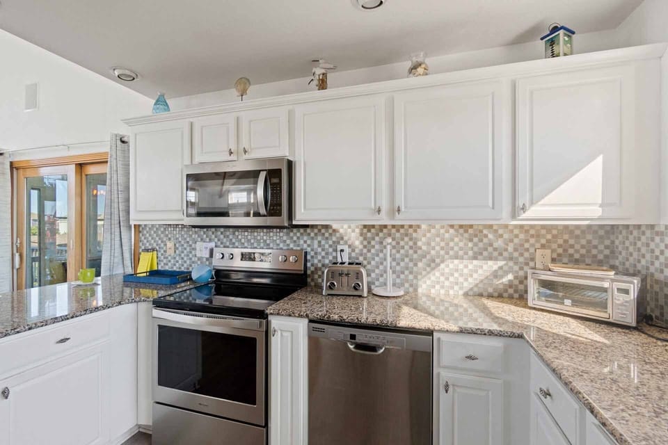 Surf-or-Sound-Realty-157-So-Right-Kitchen-2