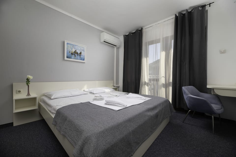 Minibar, laptop workspace, blackout drapes, free WiFi
