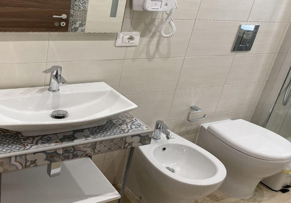 Traditional Double or Twin Room | Bathroom | Shower, rainfall showerhead, free toiletries, hair dryer