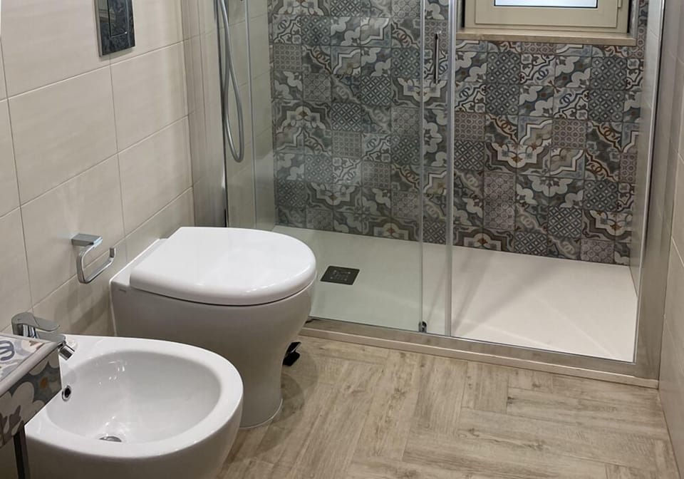 Traditional Double or Twin Room | Bathroom | Shower, rainfall showerhead, free toiletries, hair dryer