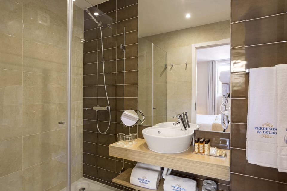 Traditional Twin Room, 2 Bedrooms, Non Smoking | Bathroom | Shower, rainfall showerhead, free toiletries, hair dryer