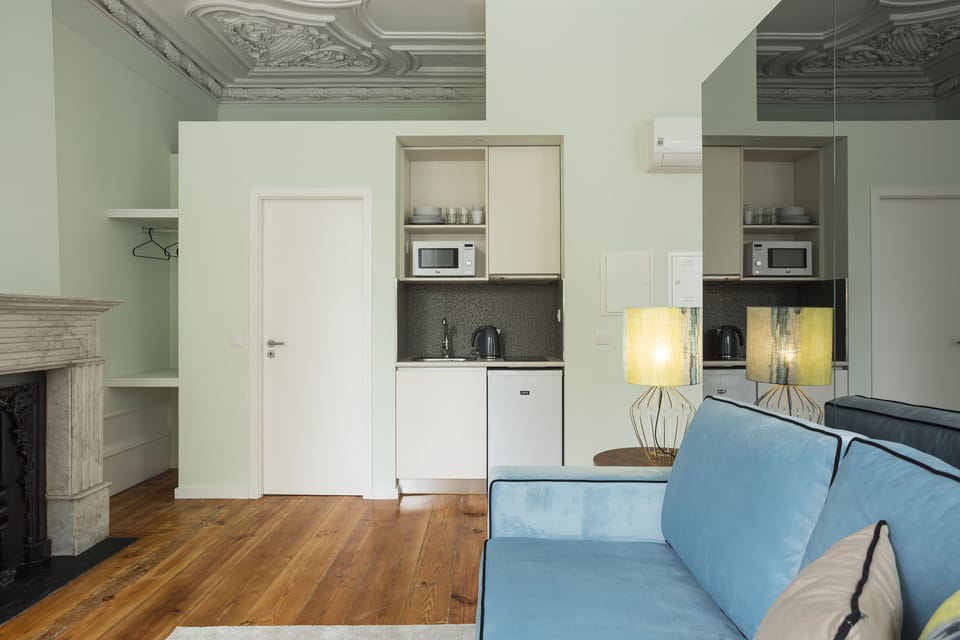 Luxury Studio Suite | Private kitchen | Coffee/tea maker, electric kettle