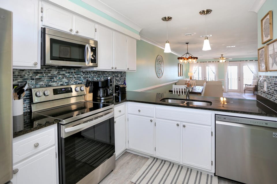 House, Multiple Beds (Edgewater Retreat) | Private kitchen