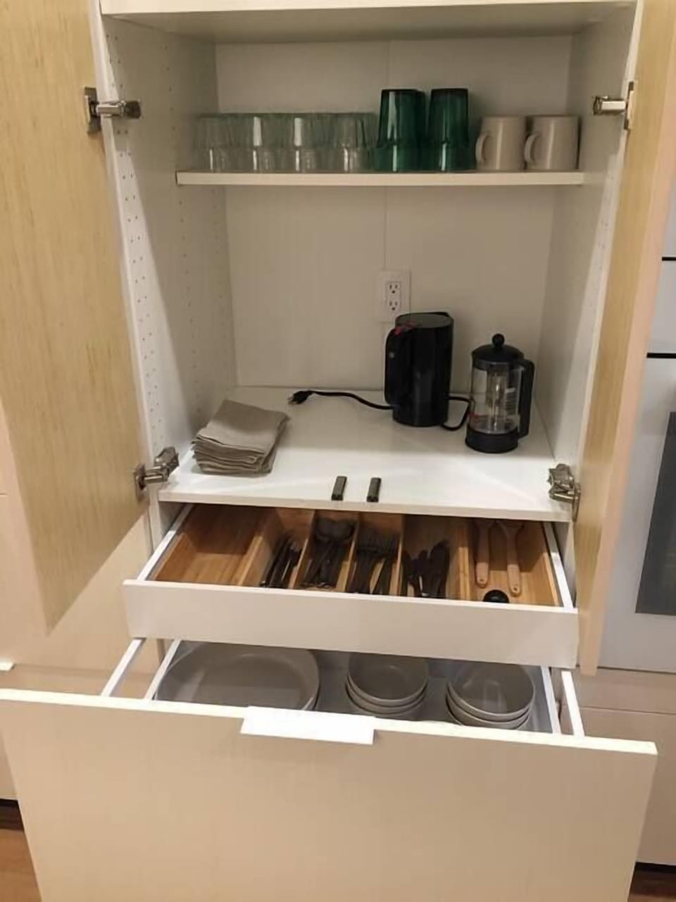 The kitchen is equipped with coffee and tea service, a hot pot, a blender, and small appliances.