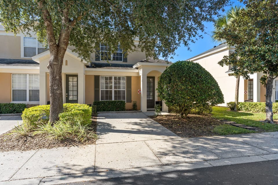 End unit 3 bedroom/3 bathroom townhome with splash pool