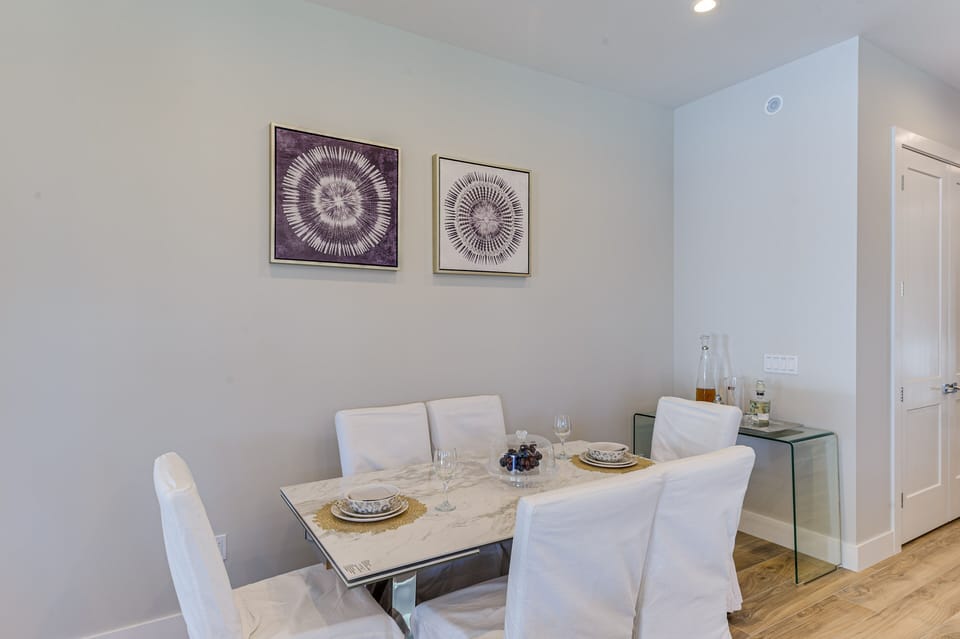Extendable Dining table room for eight