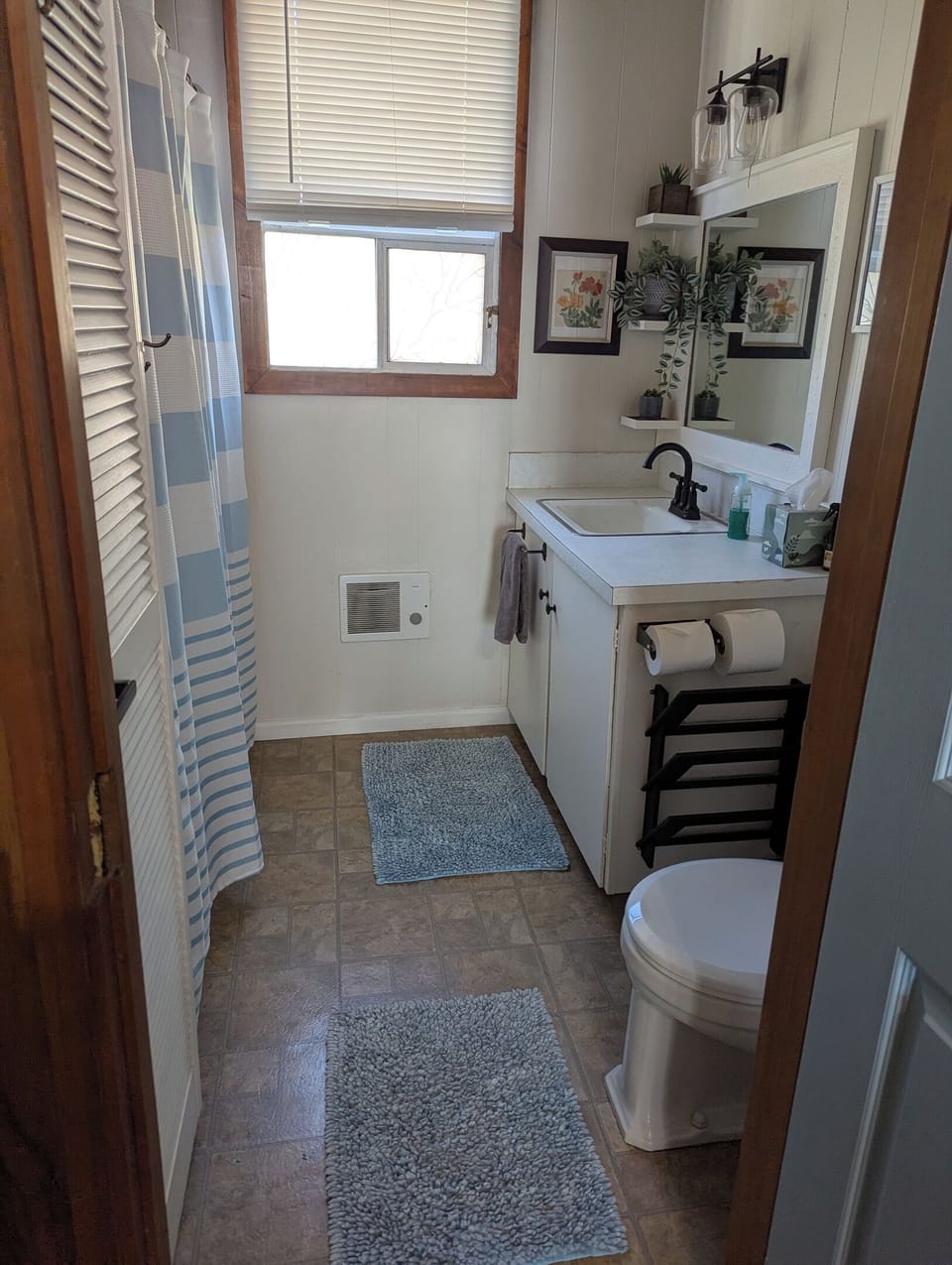 Full Bathroom. Has everything you need. Towels, Pantene brand shampoo & conditioner. Body soap, First aid kit, q-tips etc. 