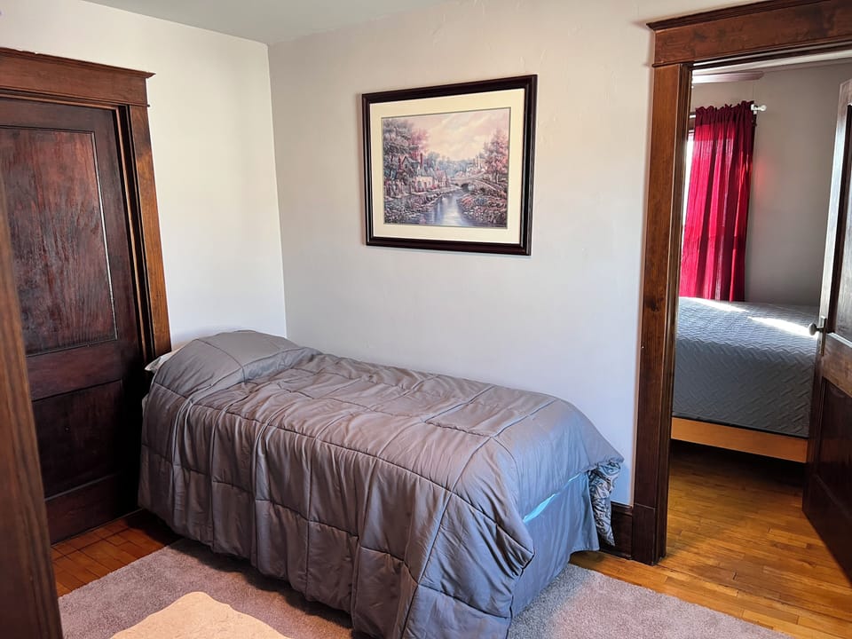 Twin Bed - Small Room.