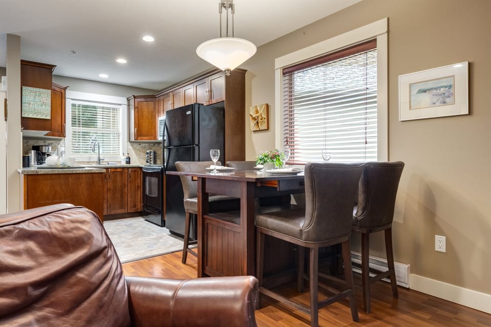 Easy flow from kitchen to dining