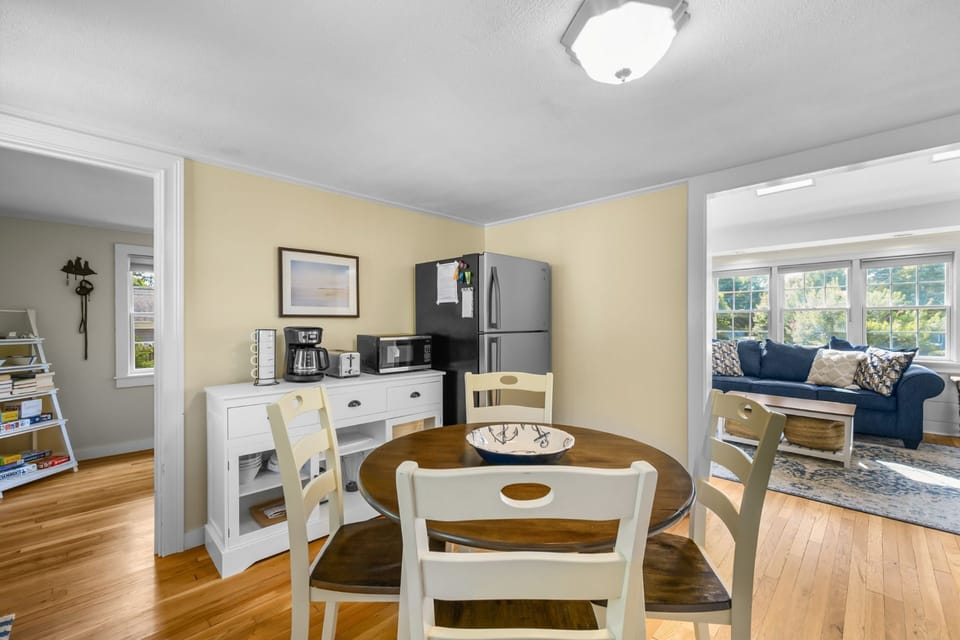 Dining area with seating for 4 - South Yarmouth-Cape Cod