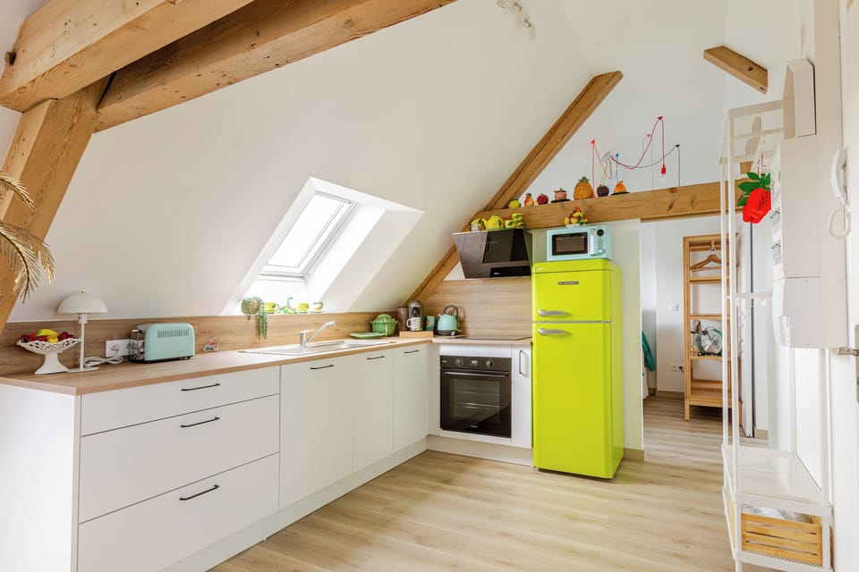 Romantic Studio Suite | Private kitchen | Full-size fridge, microwave, oven, stovetop
