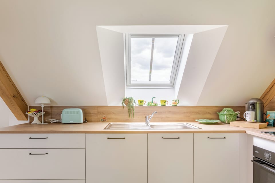 Romantic Studio Suite | Private kitchen | Full-size fridge, microwave, oven, stovetop