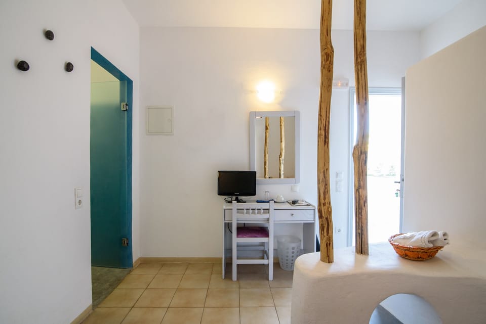 Suite with Outdoor Jetted Tub | In-room safe, iron/ironing board, free WiFi, bed sheets