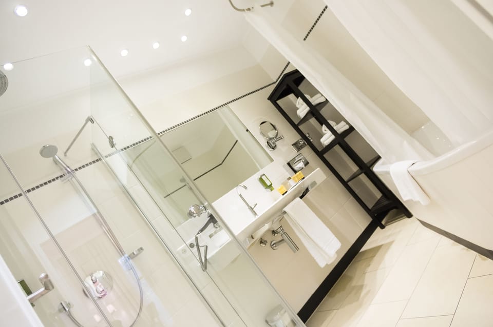 Suite, Balcony, Garden View | Bathroom | Hair dryer, towels, soap, shampoo
