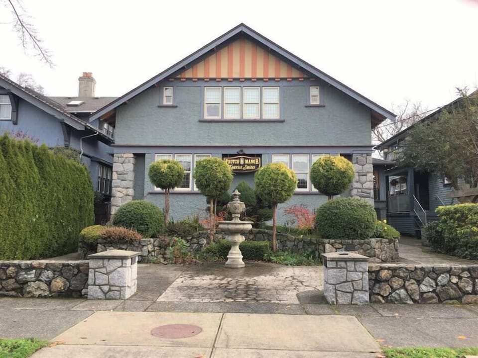 Larkspur Manor