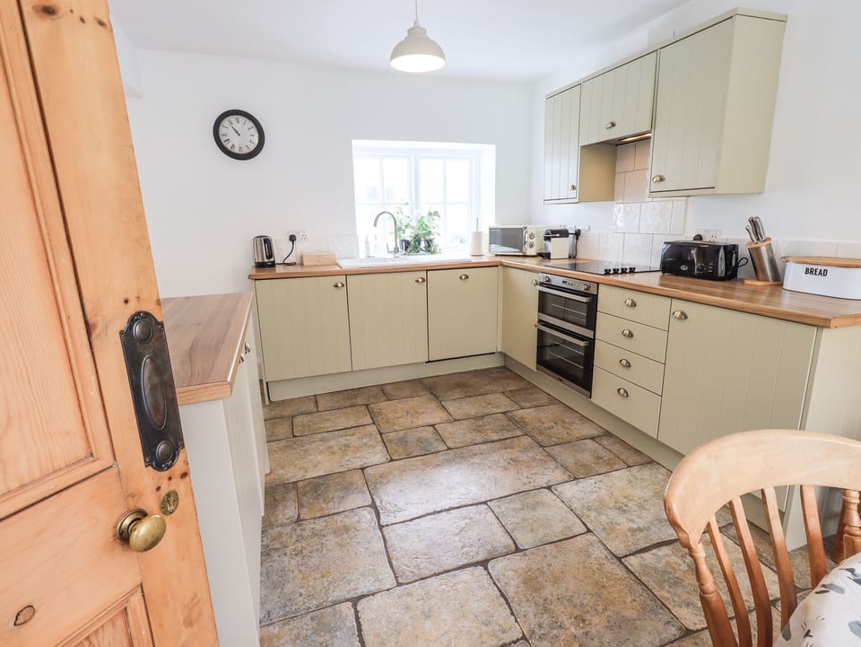 Cottage | Private kitchen | Fridge, microwave, dishwasher, electric kettle