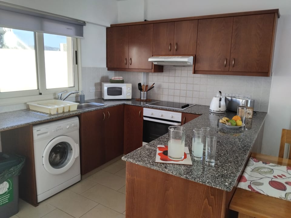 Fully fitted kitchen, cooker, grill, wide range of utensils and cooking items