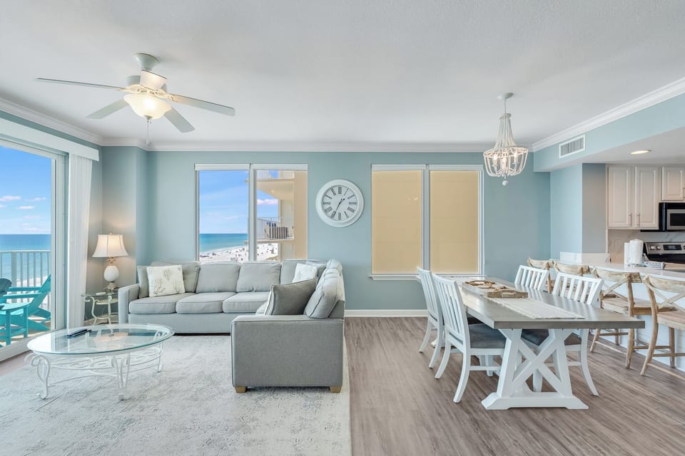 Spacious Oceanfront Lounge