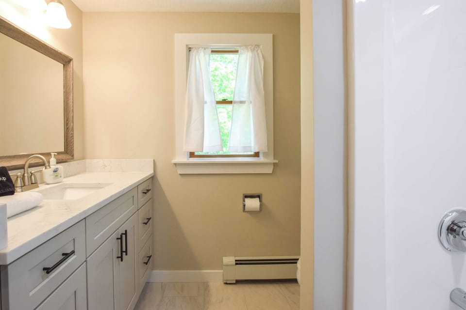 2nd Floor Full Bathroom w/ Shower/Tub combo