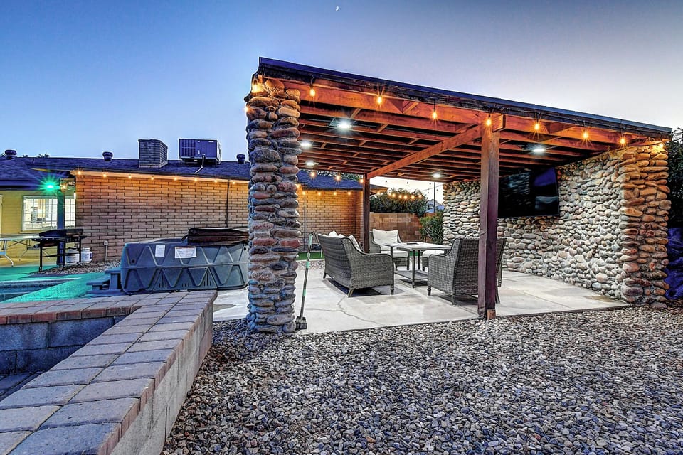 Cool Rock Cabana w/ Huge-Spa TV that can be viewed from the pool.