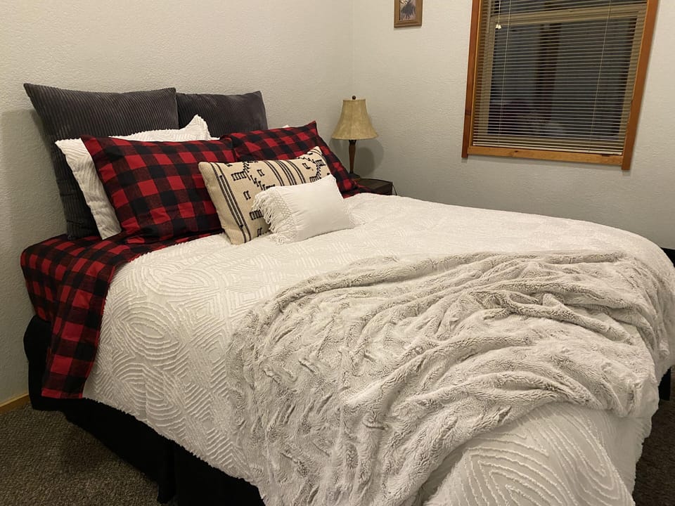 Second bedroom :queen bed with 1800 count sheets, memory foam comfort.