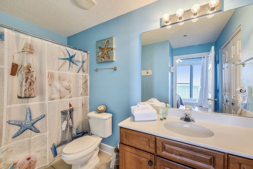 Primary Bathroom with Tub/Shower Combo