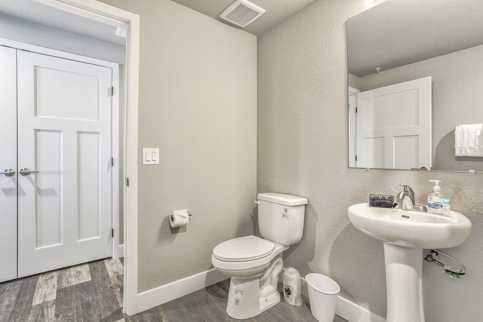Full guest bathroom