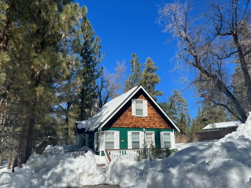 Snow covered Big Bear Cool Cabins, Oak Nesting