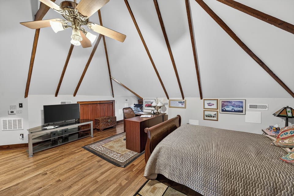 THE LOFT - 20 | Blackout drapes, iron/ironing board, free WiFi