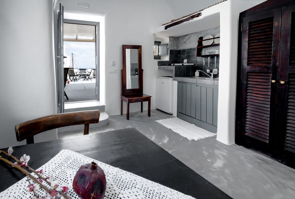 Traditional Studio | Private kitchen | Mini-fridge, stovetop, coffee/tea maker, electric kettle